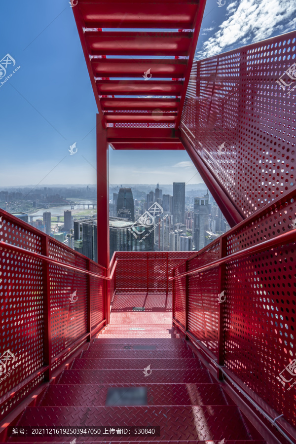 红色观景台楼梯和重庆城市天际线