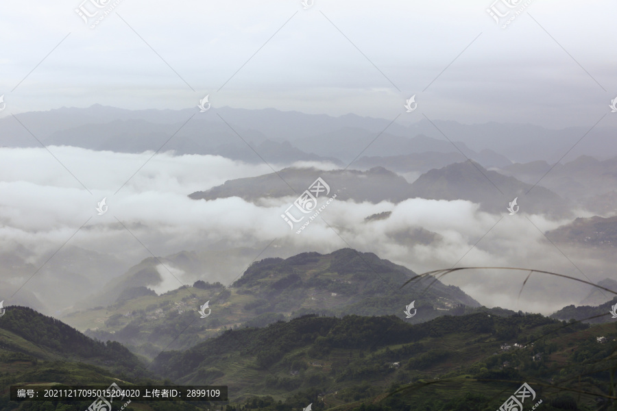 云雾缭绕群山自然风光