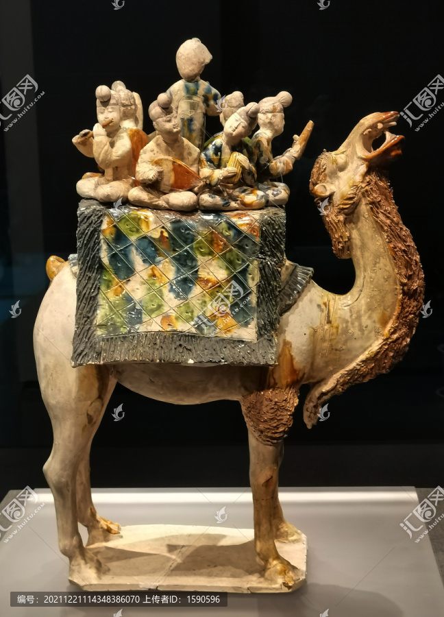 三彩载乐骆驼俑