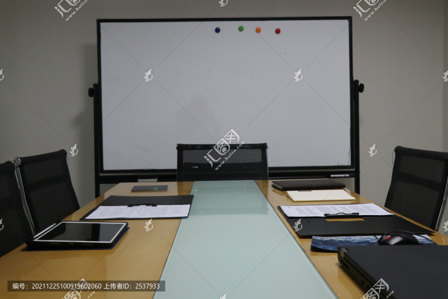 企业办公会议室桌椅文件图片