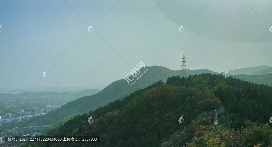 连绵起伏的山峰风景图片