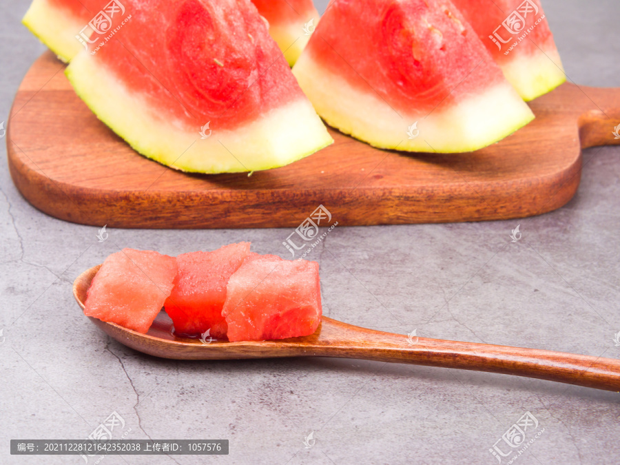 新鲜的夏季水果西瓜切片