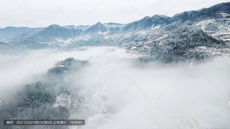 梯田下雪雪景航拍照片4K