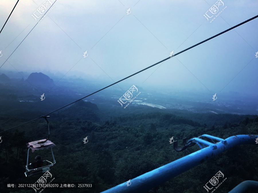 跨过山林的旅游缆车图片