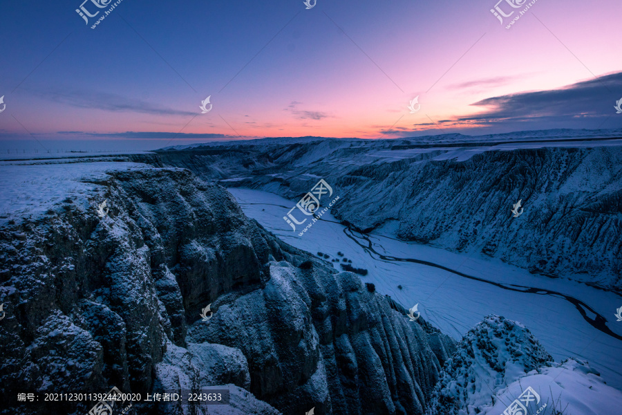 新疆安集海大峡谷的冰雪冬季