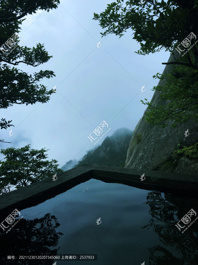 高山树林山水风景图片