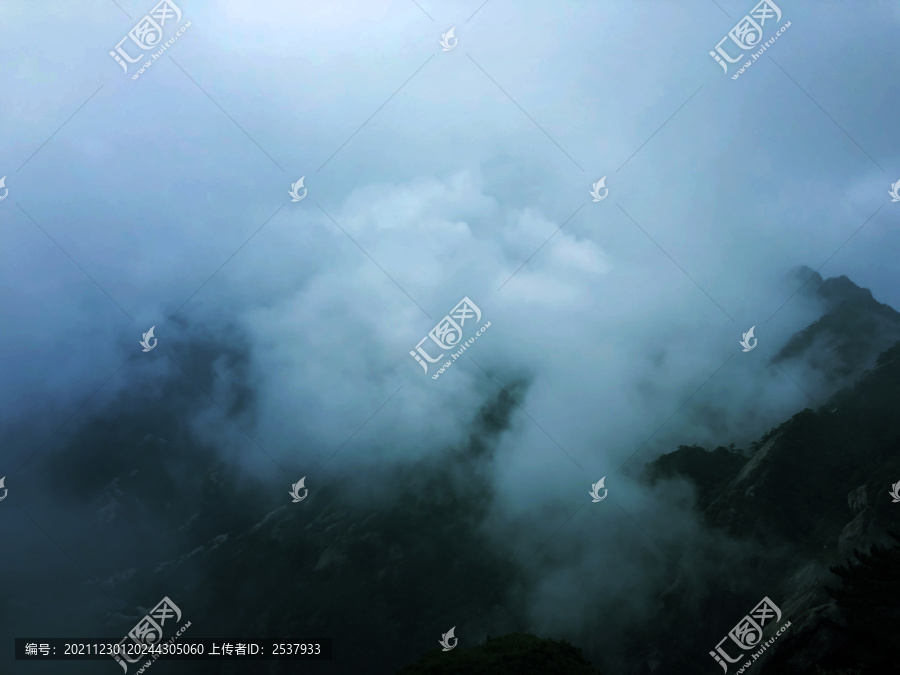 云雾缭绕山林风景图片