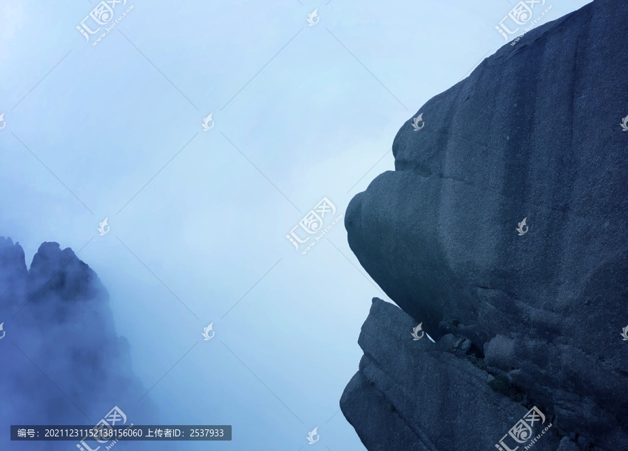 云雾缭绕悬崖峭壁风景