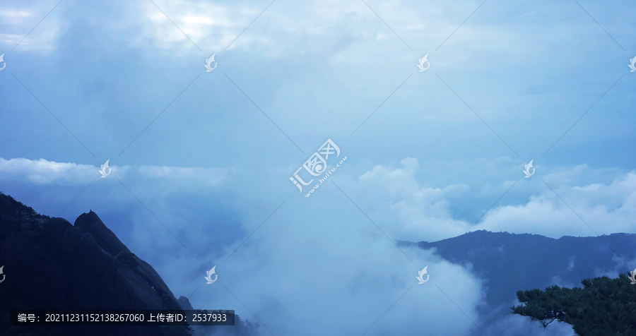 云雾缭绕山林景区风景图片