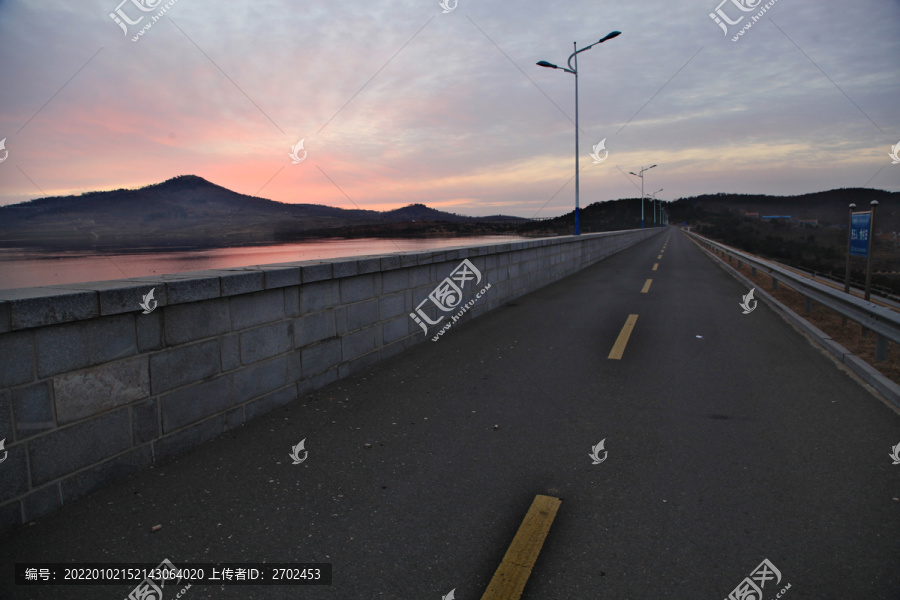 朝霞中的环湖公路