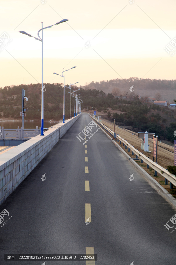 朝霞中的环湖公路