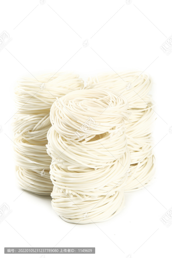 白底上放着一堆土豆粉