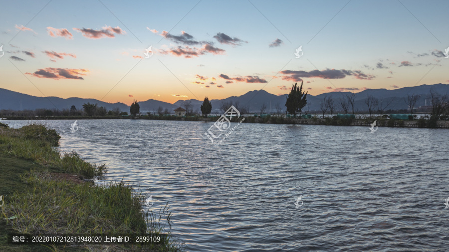 蓝天晚霞草海湿地湿地风光