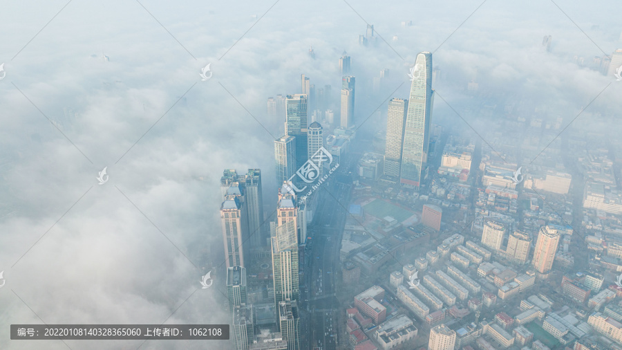 浓雾里的天津南京路风光美景