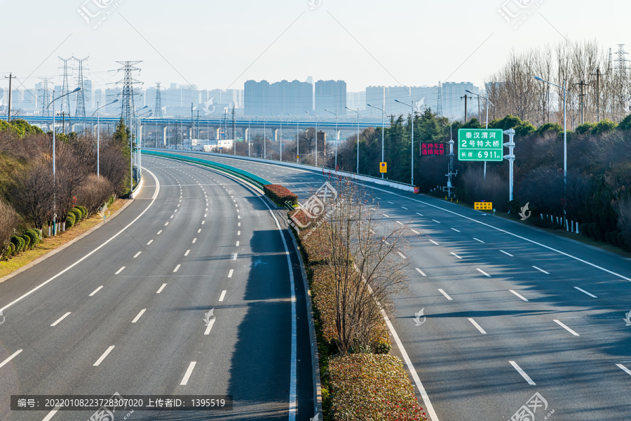 双向八车道高速公路