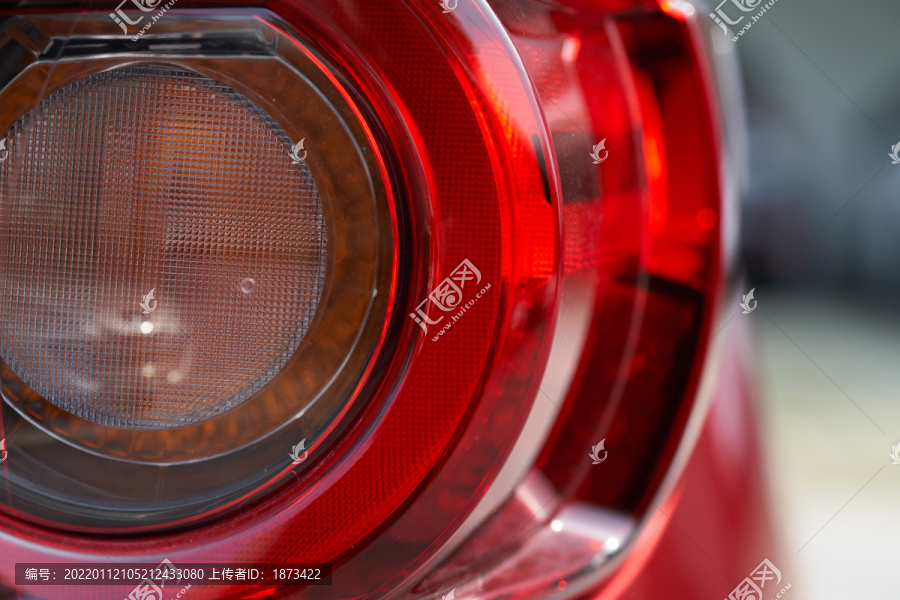 红色汽车灯罩照片