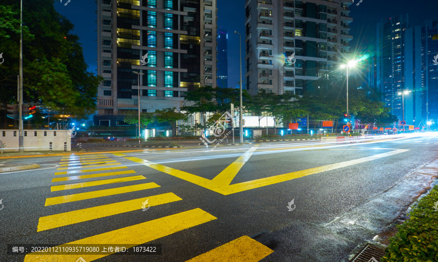 明亮道路街景照