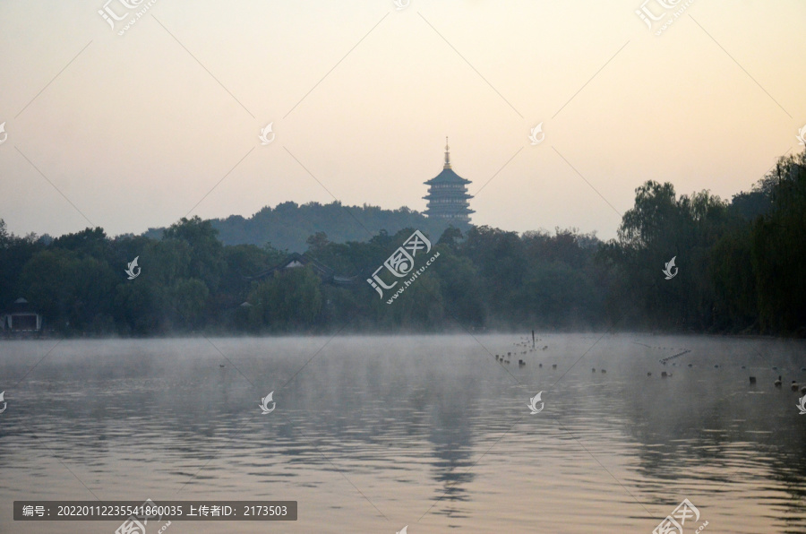 杭州西湖晨雾