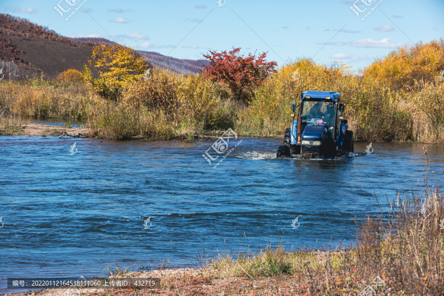 河流拖拉机过河