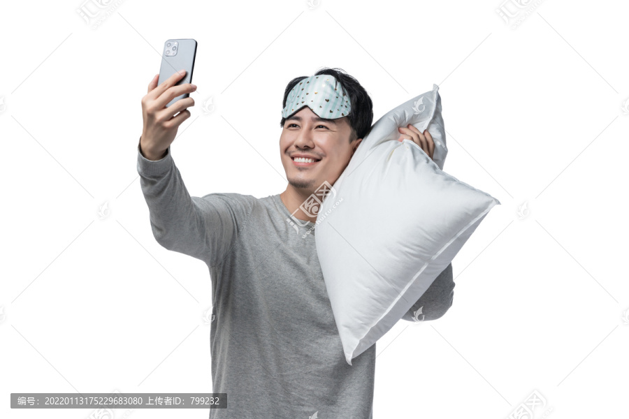 年轻男子拿着枕头