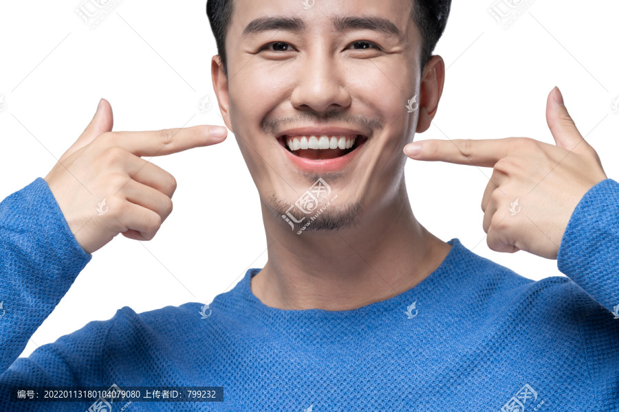 快乐的年轻男子