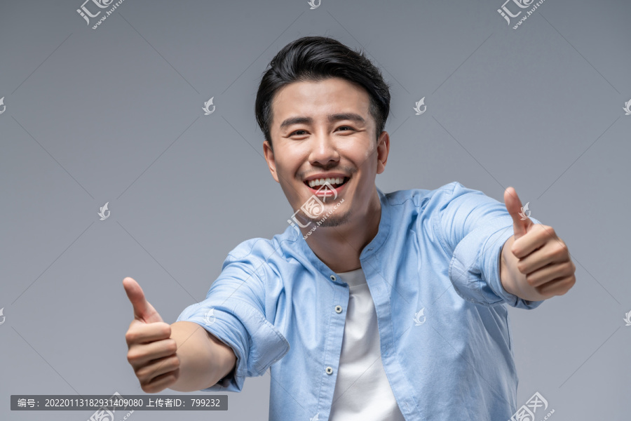棚拍年轻男子