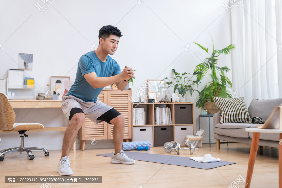 年轻男子在家健身