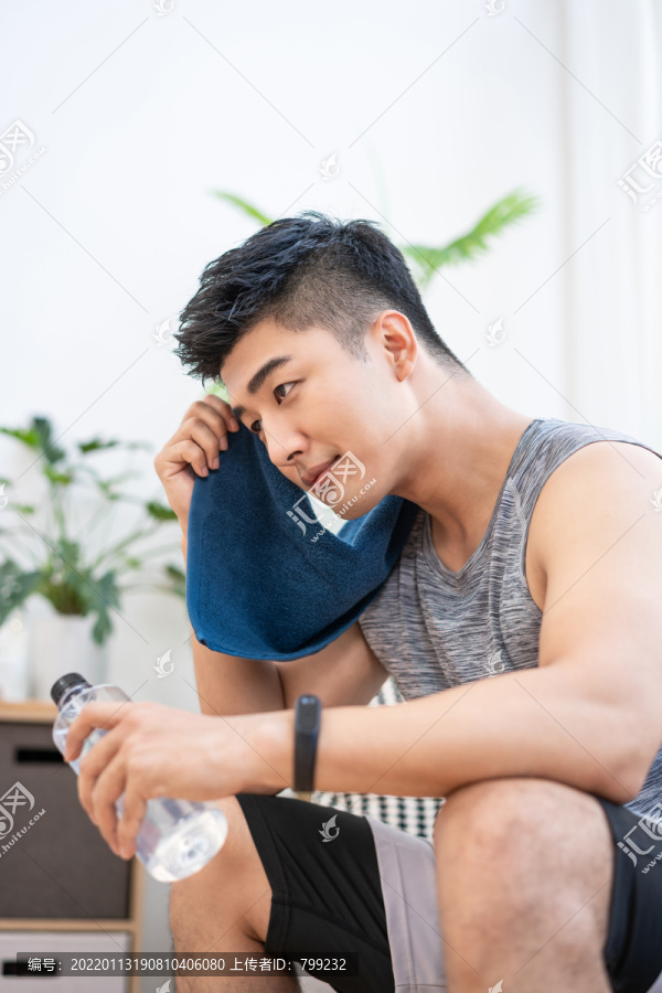年轻男子在家健身