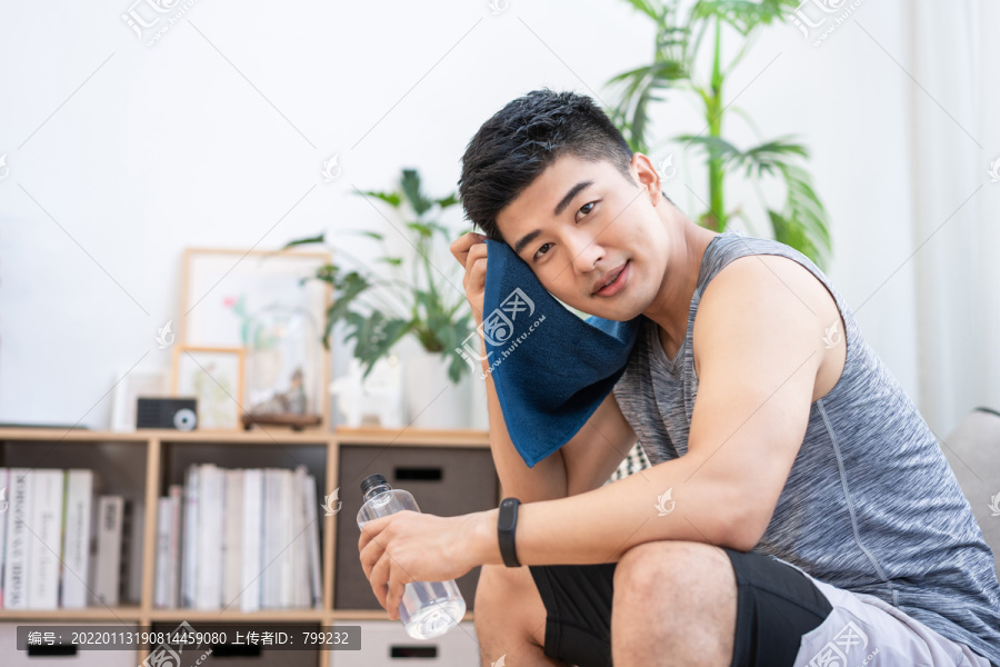 年轻男子在家健身