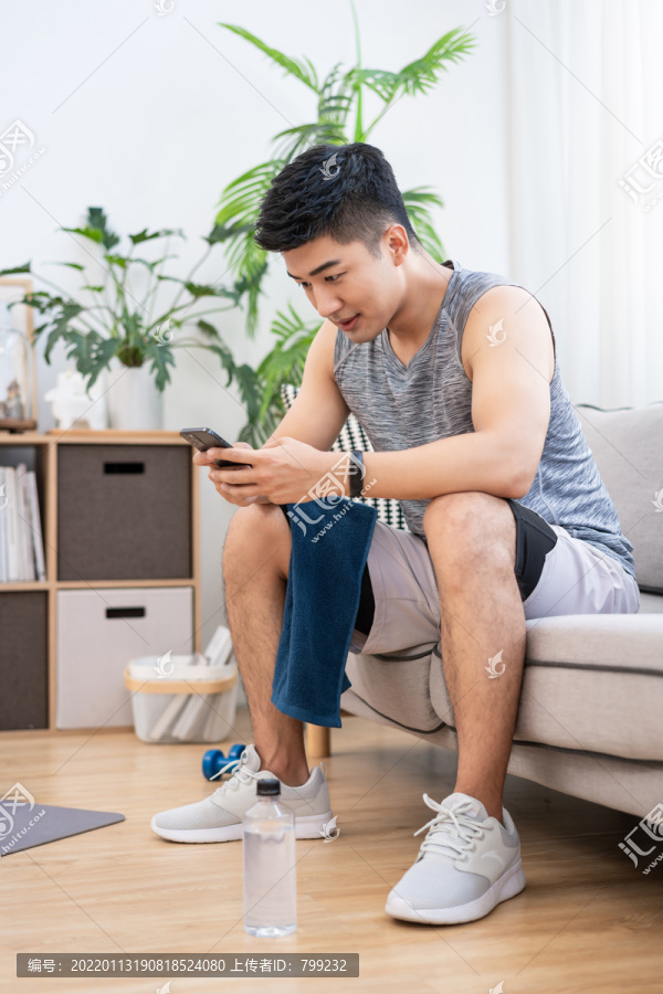 年轻男子在家健身