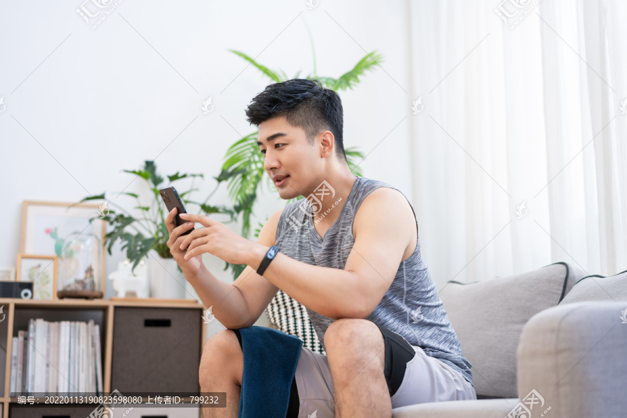 年轻男子在家健身