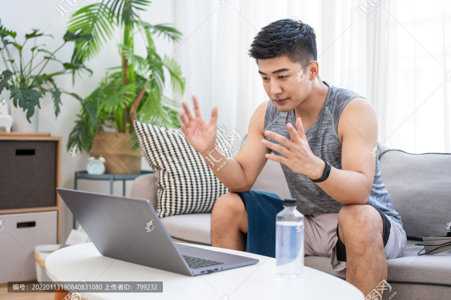年轻男子在家健身