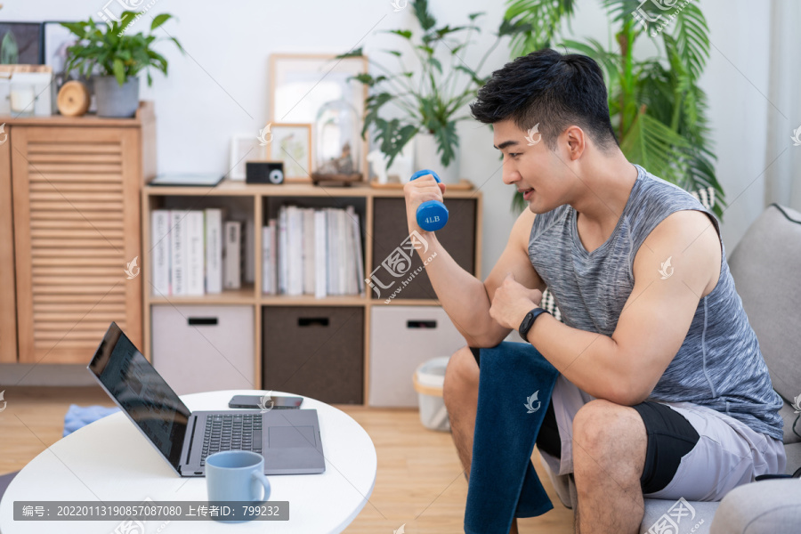 年轻男子在家健身