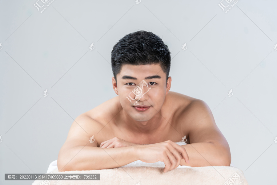 年轻男子在美容院按摩