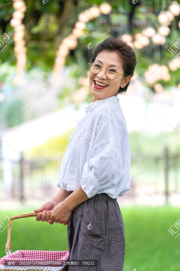 老年女人在果园采摘葡萄