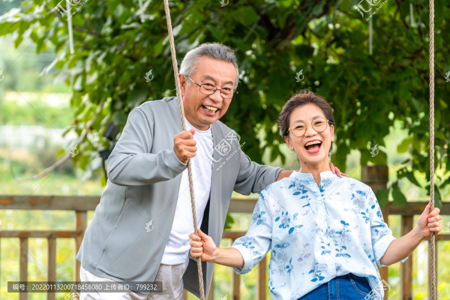 快乐的老年夫妻