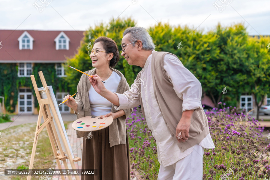 老年夫妻在画画