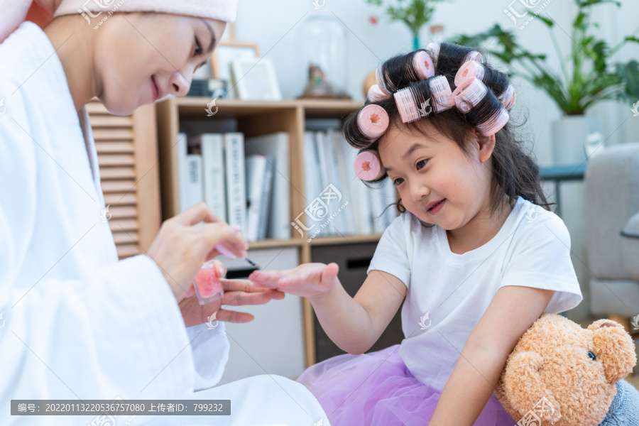 妈妈给女儿涂指甲油