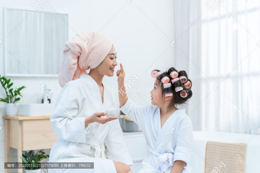 妈妈和女儿在护肤