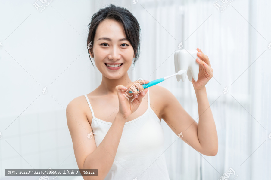 年轻女子在刷牙