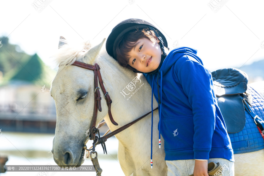 快乐的男孩骑马