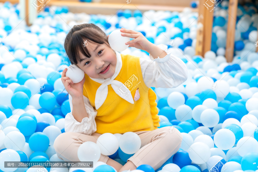 快乐的小女孩在玩海洋球