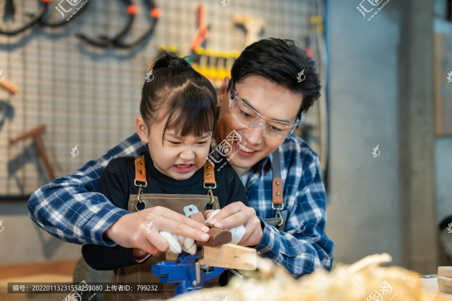 快乐的父女做木工