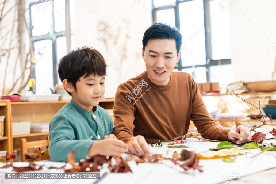 快乐的父子做手工画