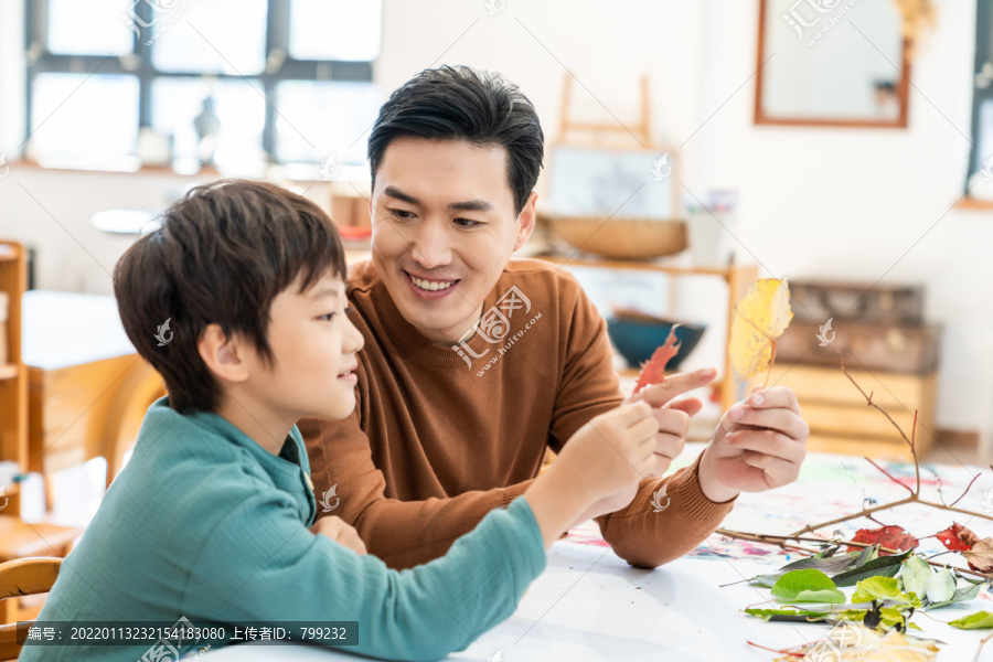 快乐的父子做手工画