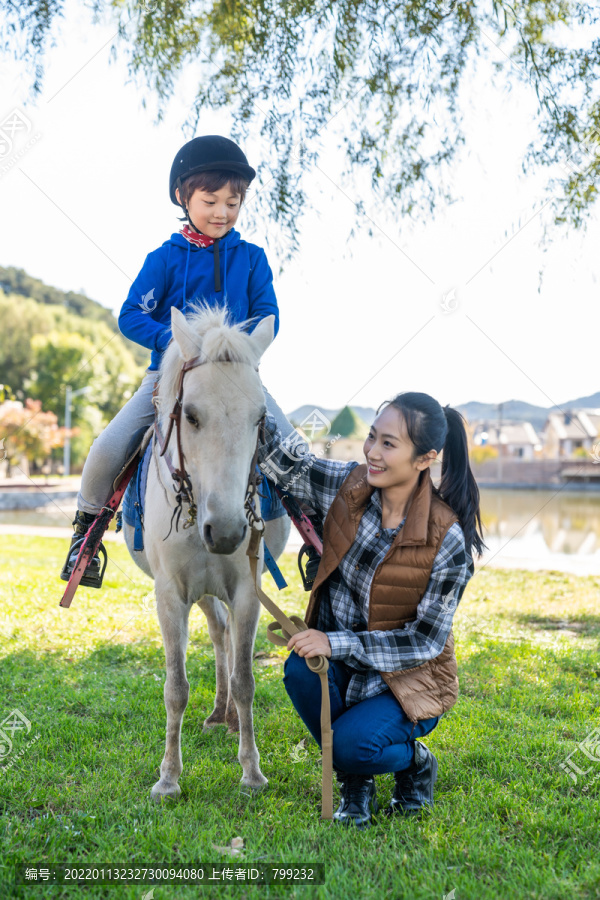 妈妈带儿子骑马