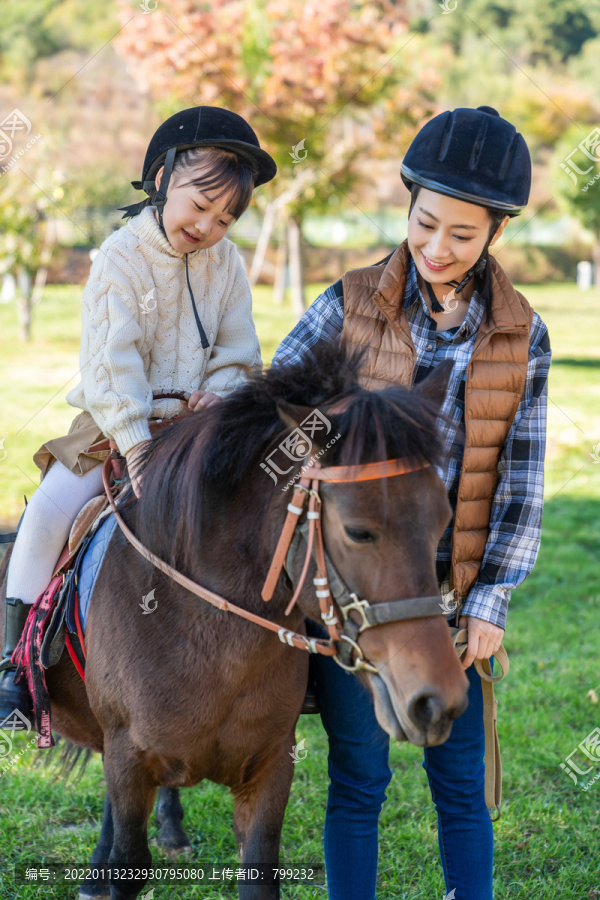 妈妈带女儿骑马