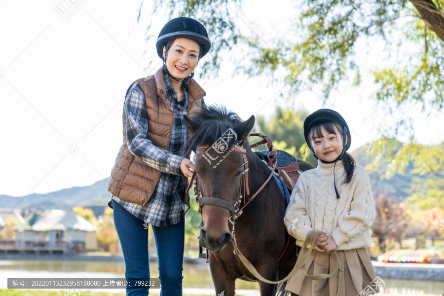 妈妈带女儿骑马