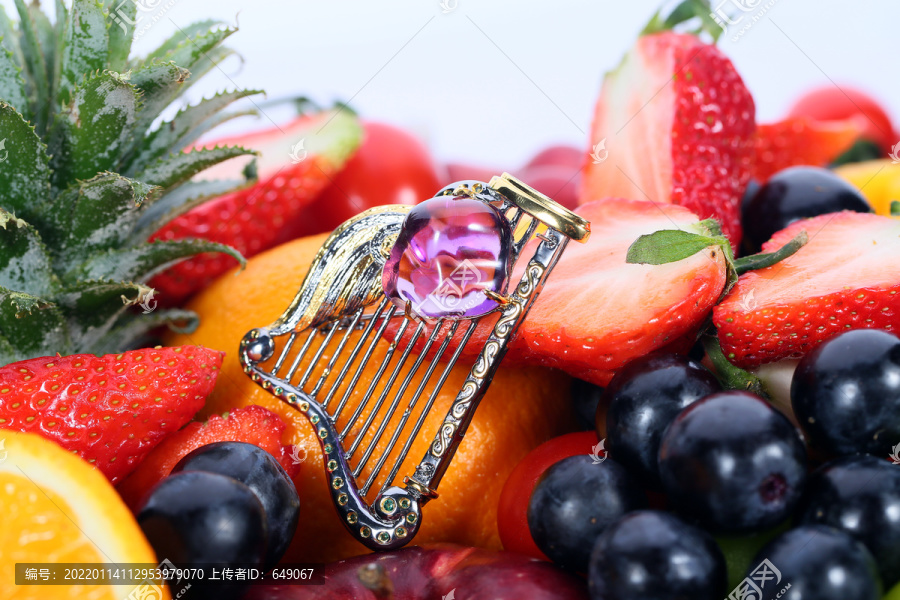 紫水晶胸针水果背景
