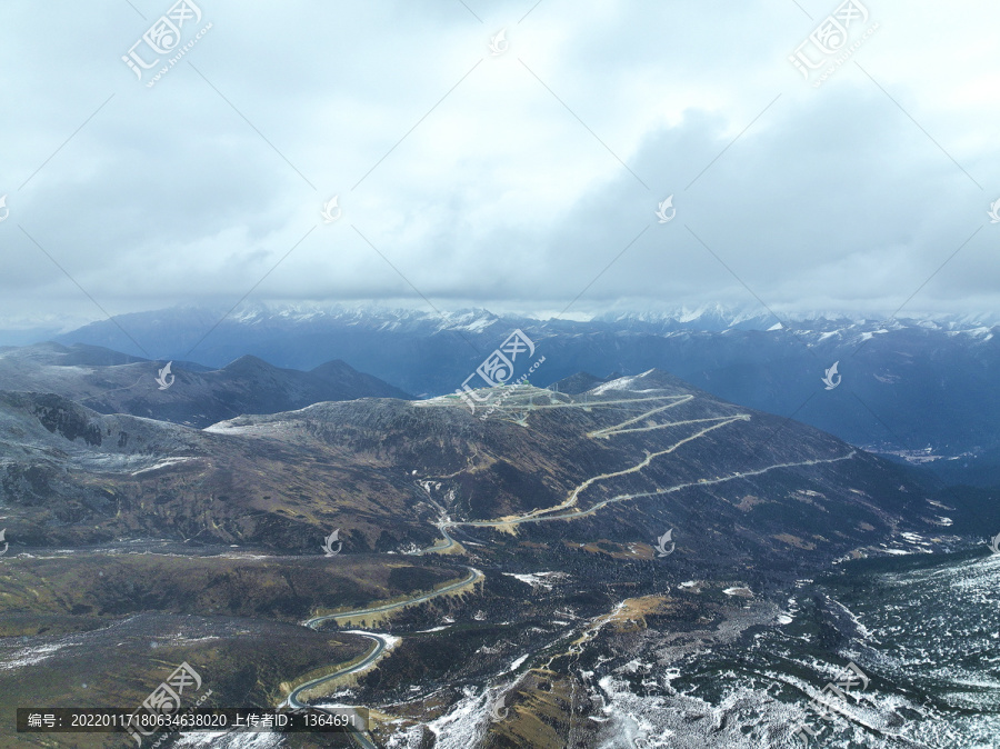 航拍色季拉山口冬季雪景